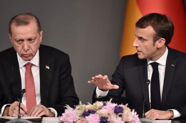 Erdogan accuse Macron de “colonialisme” et de “spectacle” au Liban