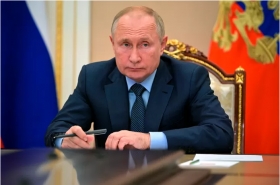 Selon Poutine, évoquer sa succession “déstabilise” la Russie